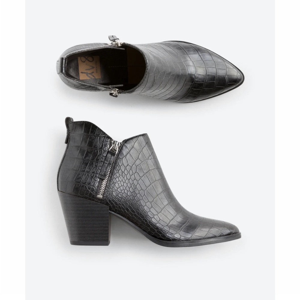 Remmy DV8 side, zip bootie NWT